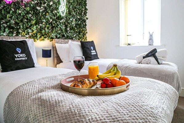 2 bedrooms, desk, iron/ironing board, travel crib