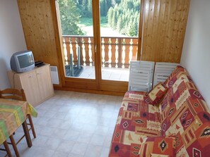 TV - Cozy 2-Room Apartment with Terrace, Mountain Views, and Parking in Le Biot (Le Biot)