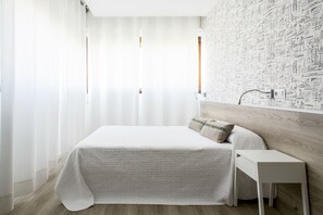 Executive Studio, 1 Queen Bed | Desk, laptop workspace, free WiFi, bed sheets