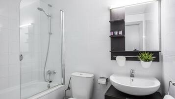 Estudio ejecutivo, 1 cama de matrimonio | Baño | Ducha, artículos de higiene personal gratuitos y toallas
