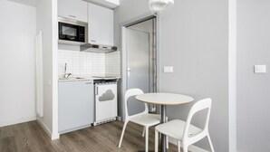 Studio – executive, 1 queensize-seng | Eget kjøkken | Kjøleskap, mikrobølgeovn på fellesområdet, kjøkkenutstyr og kjøkkenøyer