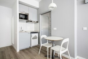 Executive Studio, 1 Queen Bed | Private kitchen | Fridge, microwave, cookware/dishes/utensils, kitchen islands - Residencia Universitaria Resa Lesseps (Barcelona)
