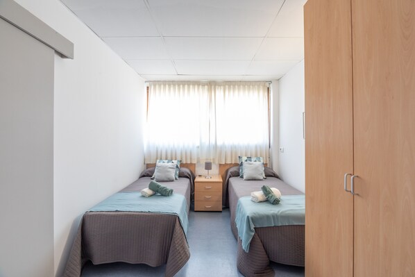 Estudi superior, 2 llits individuals | Escriptori, espai de treball apte per a portàtils i wifi gratuïta 