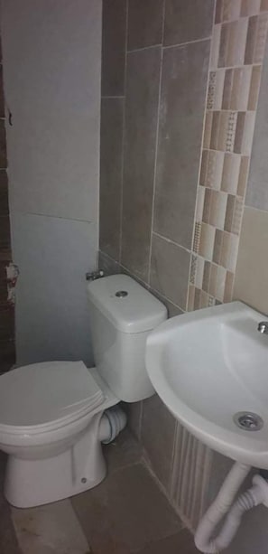 Basic Apartment | Bathroom