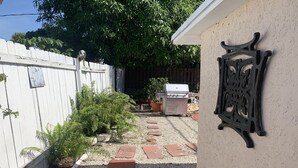 Unclassified image, 4 of 9, button - Venecia     (West Palm Beach)