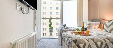 1 Schlafzimmer, Schreibtisch, Bügeleisen/Bügelbrett, Reisekinderbett