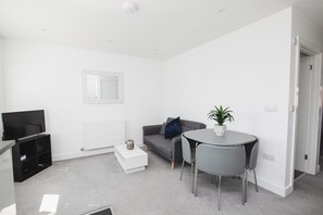 Dining - NEW 2BD Pontact Flat in the Heart of Didcot (Didcot)