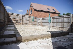 Property grounds - NEW 2BD Pontact Flat in the Heart of Didcot (Didcot)