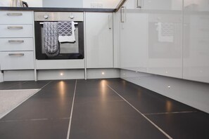 Apartment (2 Bedrooms) | Private kitchen | Microwave, oven - NEW 2BD Pontact Flat in the Heart of Didcot (Didcot)