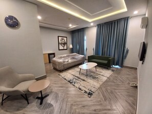 Suite presidencial | Zona de estar | Smart TV de 65 pulgadas con canales por cable, una televisión