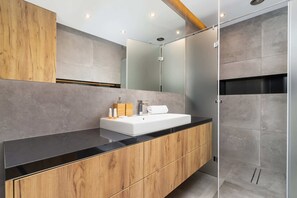 Dusche, Handtücher, Shampoo