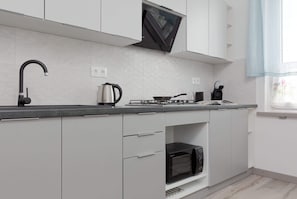 Refrigerador, microondas, placa de cocina, cafetera/tetera