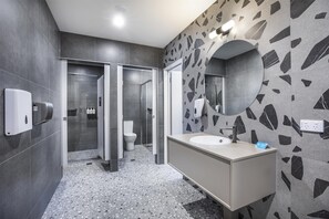 Shower, towels - Royal Hotel by Nightcap Social (Essendon)