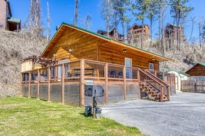 Exterior - Ooglie Bear, Handicap friendly, Hot Tub, WIFI, Free Attraction Tickets!!! (Gatlinburg)
