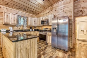 Fridge, dishwasher, coffee/tea maker, toaster - Ooglie Bear, Handicap friendly, Hot Tub, WIFI, Free Attraction Tickets!!! (Gatlinburg)