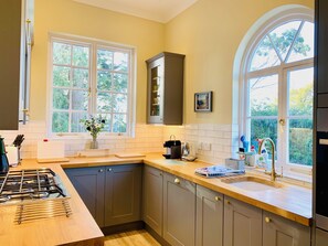 Fridge, microwave, oven, dishwasher - The Westgate - Elegant Flat in a Seaside Georgian Villa (Bridport)