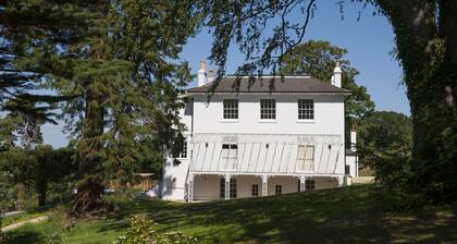 The Garden Flat - An Elegant Georgian Single Level Holiday Home