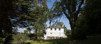 The Garden Flat - An Elegant Georgian Single Level Holiday Home