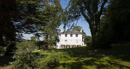 The Garden Flat - An Elegant Georgian Single Level Holiday Home