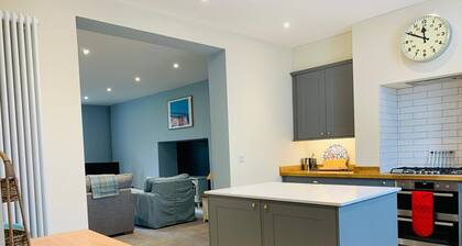 The Garden Flat - An Elegant Georgian Single Level Holiday Home