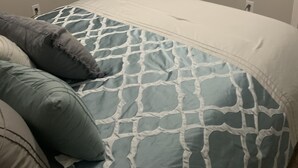 Una camera da letto con un letto, una porta e un armadio.