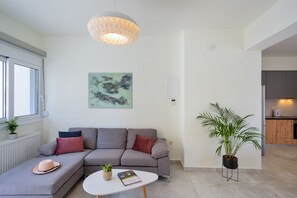 Apartamento superior | Zona de estar | Televisión de pantalla plana de 42 pulgadas con canales por satélite