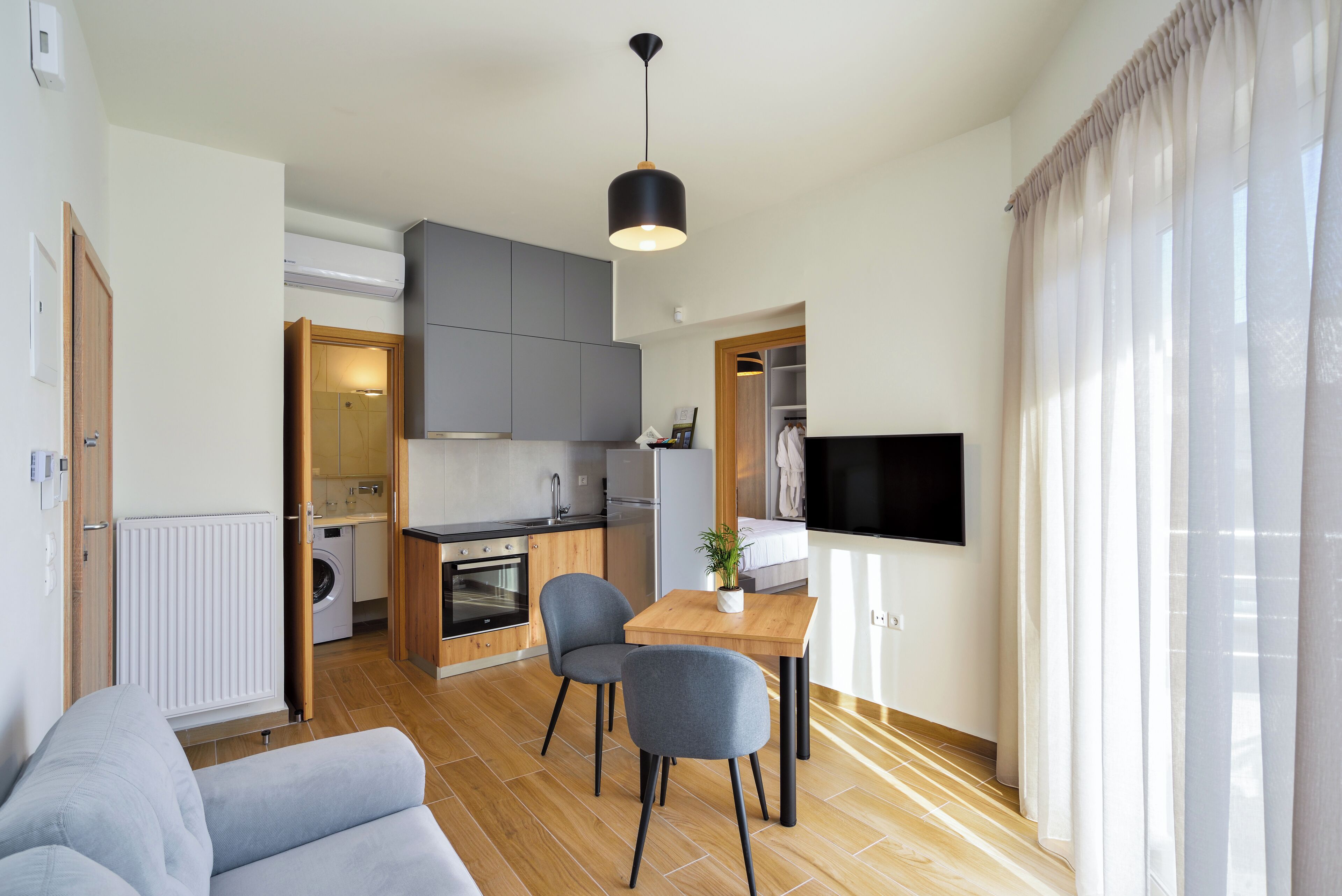 Un apartamento moderno con cocina, comedor y sala de estar.