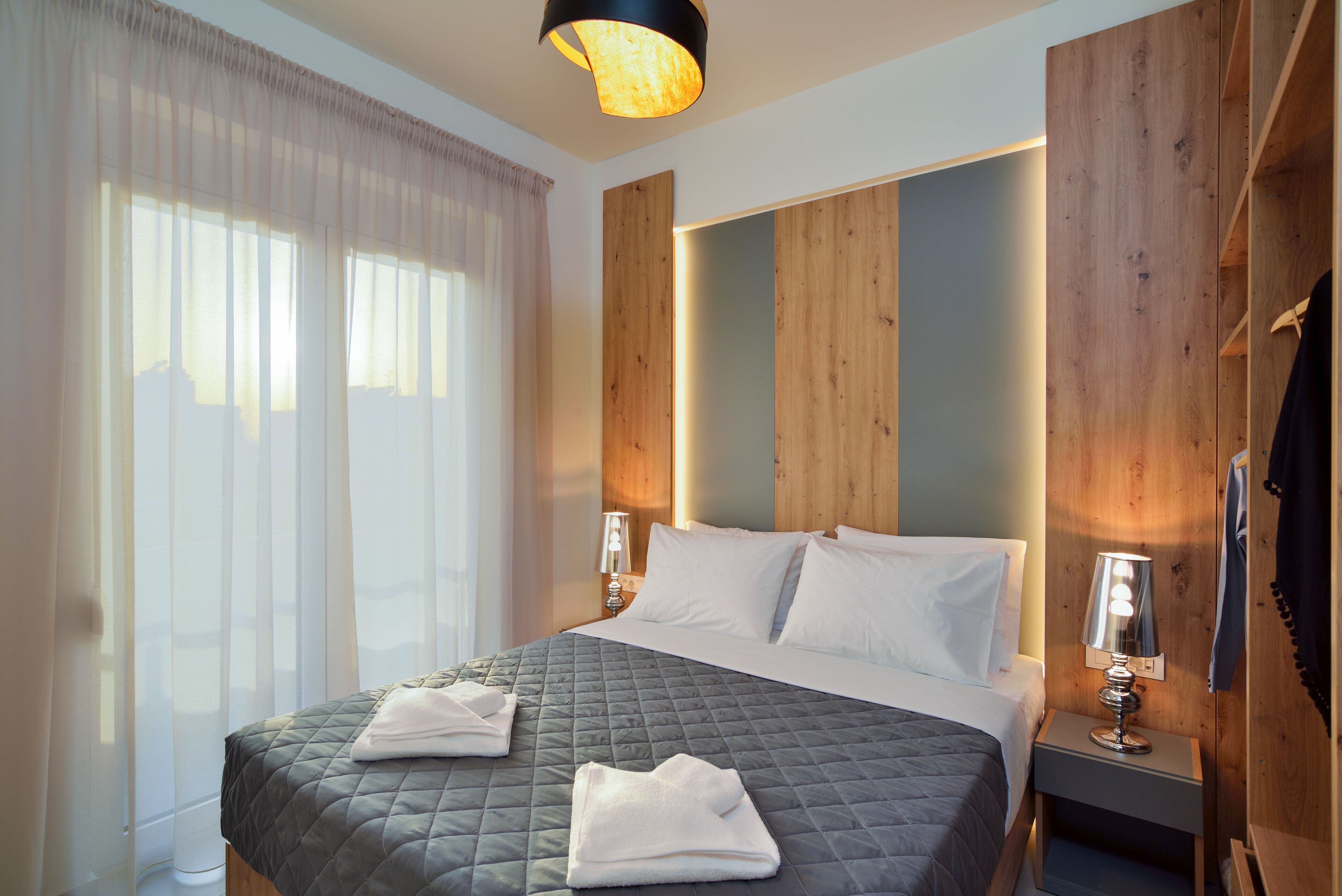 Roupas de cama premium, cofres nos quartos, escrivaninha