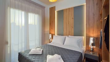 Ropa de cama de alta calidad y caja de seguridad en la habitación