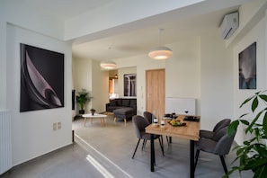 Appartement supérieur | Aire de séjour | Téléviseur à écran plat de 42 po avec télévision par satellite