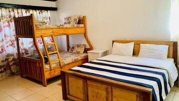 3 slaapkamers, een kluis op de kamer, een bureau