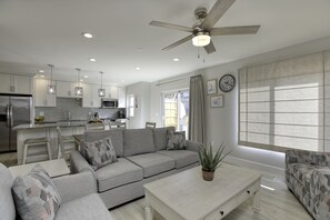 Living area - Casa Blanca Big 7Bdrm Home Steps to Beach, Golf & Wine (Avila Beach)