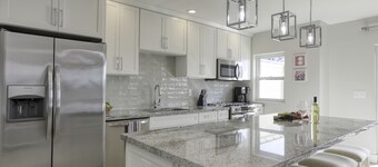 Casa Blanca Big 7Bdrm Home Steps to Beach, Golf & Wine