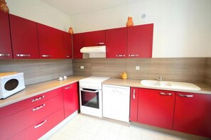 ثلاجة، ميكروويف، فرن، غسالة أطباق