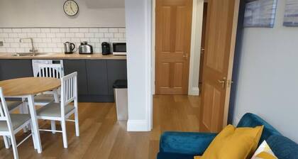 New Serviced 2-bed Apartment - inc private parking