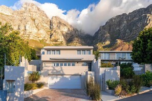 Exterior - Ravensteyn Villa - Lux villa with Sea Views & Pool (Cape Town)
