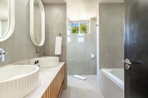 Badewanne, Haartrockner, Handtücher