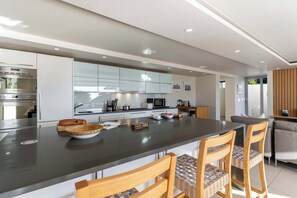 Fridge, microwave, oven, stovetop - Ravensteyn Villa - Lux villa with Sea Views & Pool (Cape Town)