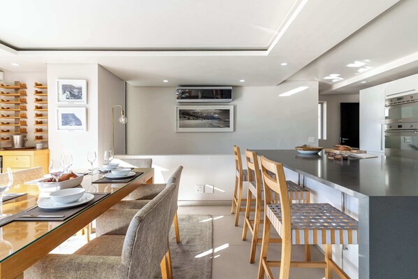 Dining - Ravensteyn Villa - Lux villa with Sea Views & Pool (Cape Town)