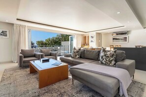 Televisión, estéreo y oficina 