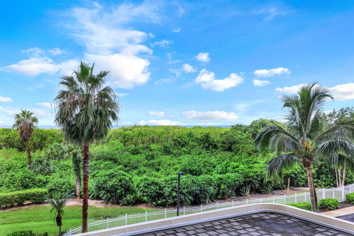 Third floor beachfront condo w/ pool, gym & tennis