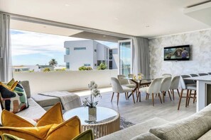 TV, offices - Rocha - Chic Villa, 150m to Beach, Pool, Roof Deck (Cape Town)