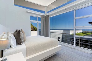 3 bedrooms, desk, iron/ironing board, WiFi - Rocha - Chic Villa, 150m to Beach, Pool, Roof Deck (Cape Town)