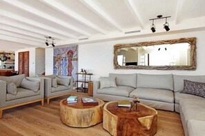 TV, fireplace, offices - La Baia Camps Bay - Ultra Luxury, Pool, Hot tub (Cape Town)