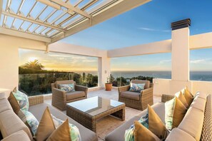 Terrace/patio - Bella Riposa - Camps Bay Fam Villa, Pool, Hot Tub (Cape Town)