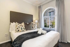 5 bedrooms, desk, iron/ironing board, WiFi - Bella Riposa - Camps Bay Fam Villa, Pool, Hot Tub (Cape Town)