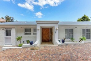 Exterior - Rontree Camps Bay - Home with Pool & Ocean Views (Cape Town)