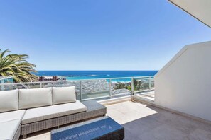 Terrace/patio - Summer Place Camps Bay - Newly Renovated Townhouse (Cape Town)