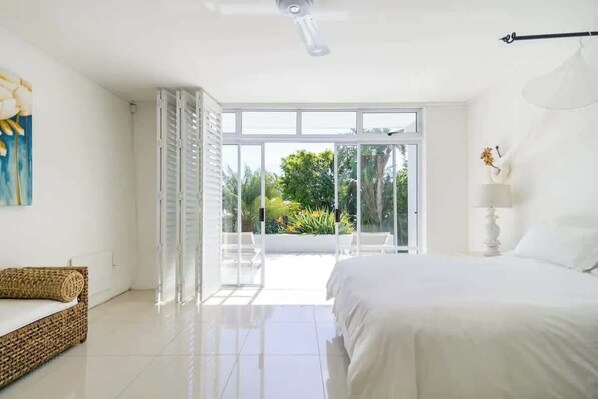 5 habitaciones, escritorio, tabla de planchar con plancha y wifi