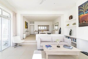 Télévision, cheminée, espaces bureaux